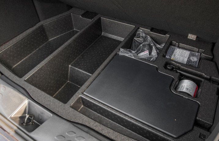 Toyota C-HR 2.0 Hybrid - pod dnem bagażnika