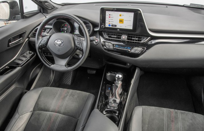 Toyota C-HR - kokpit