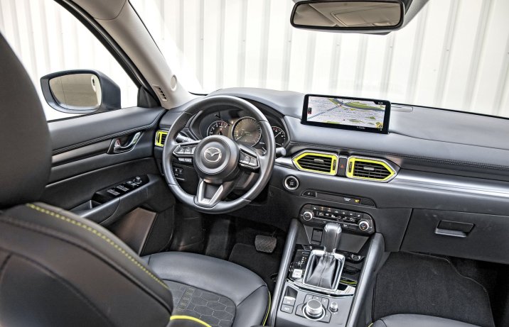 Mazda CX-5 2.5 test 2022 kokpit