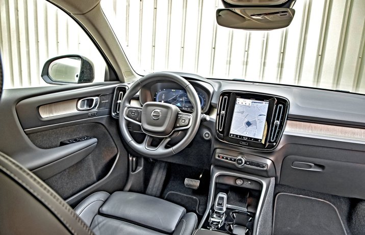 Volvo XC40 B4 test 2022 kokpit