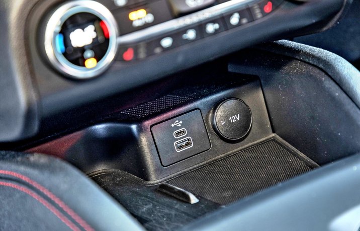 Ford Kuga 2.5 Hybrid AWD – gniazda USB