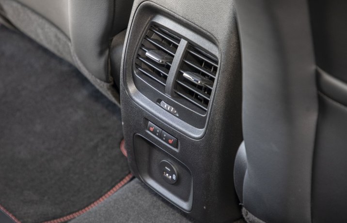 Ford Kuga 2.5 Hybrid AWD – podgrzewana kanapa