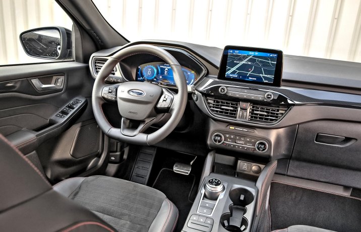 Ford Kuga 2.5 Hybrid AWD – kokpit, deska rozdzielcza