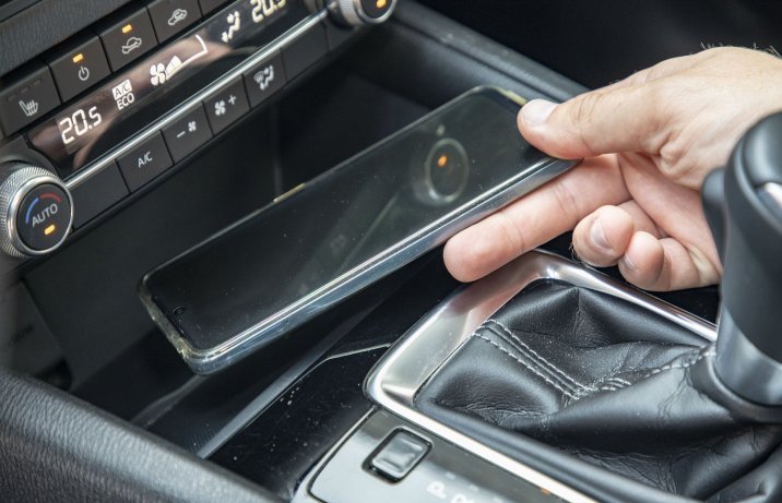 Mazda CX-5 2.5 4x4 – ładowarka indukcyjna