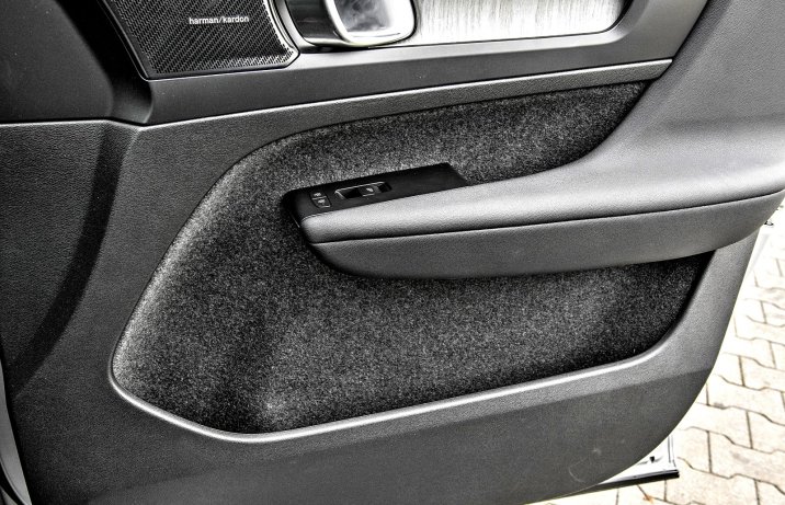 Volvo XC40 B4 AWD – boczek, panel drzwi