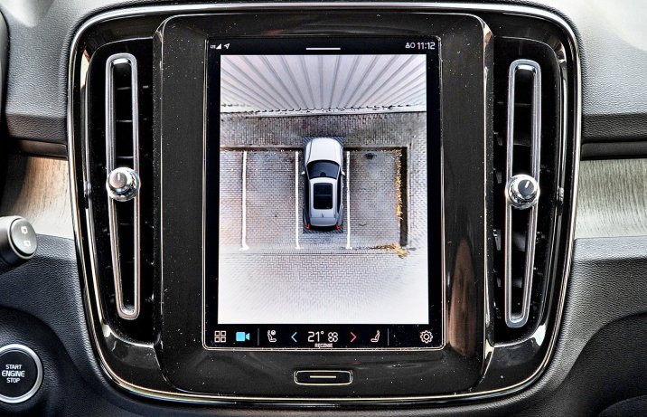Volvo XC40 B4 AWD – kamery ułatwiające parkowanie