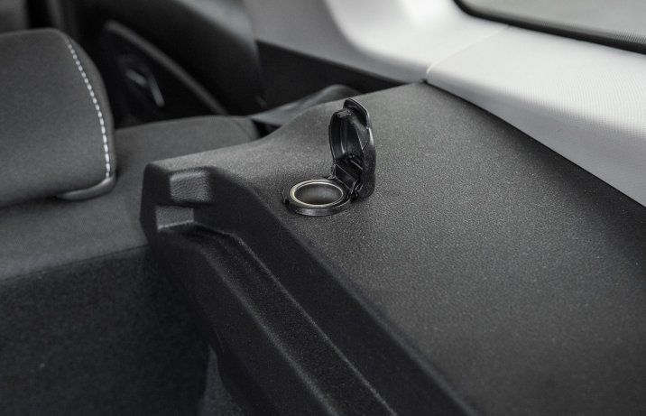 Dacia Duster - tylne gniazdko