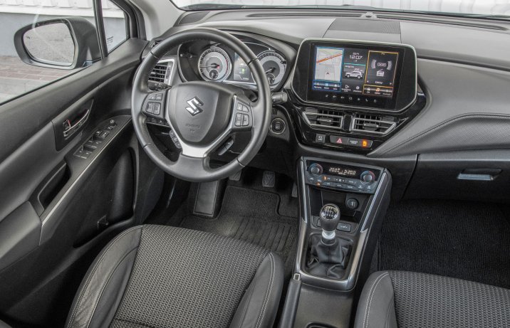 Suzuki S-Cross - kokpit