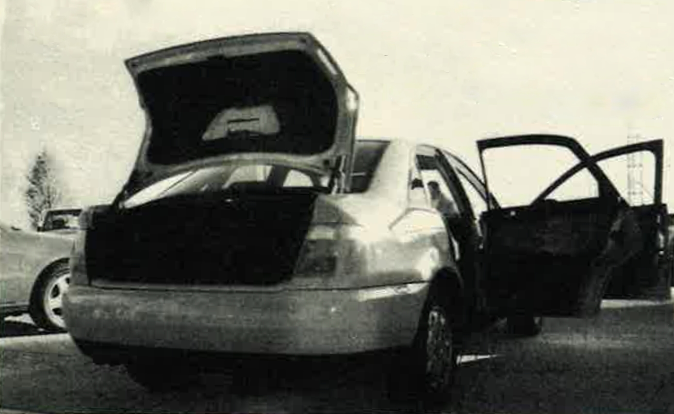 Audi A4 B5 tyl z otwartym bagaznikiem