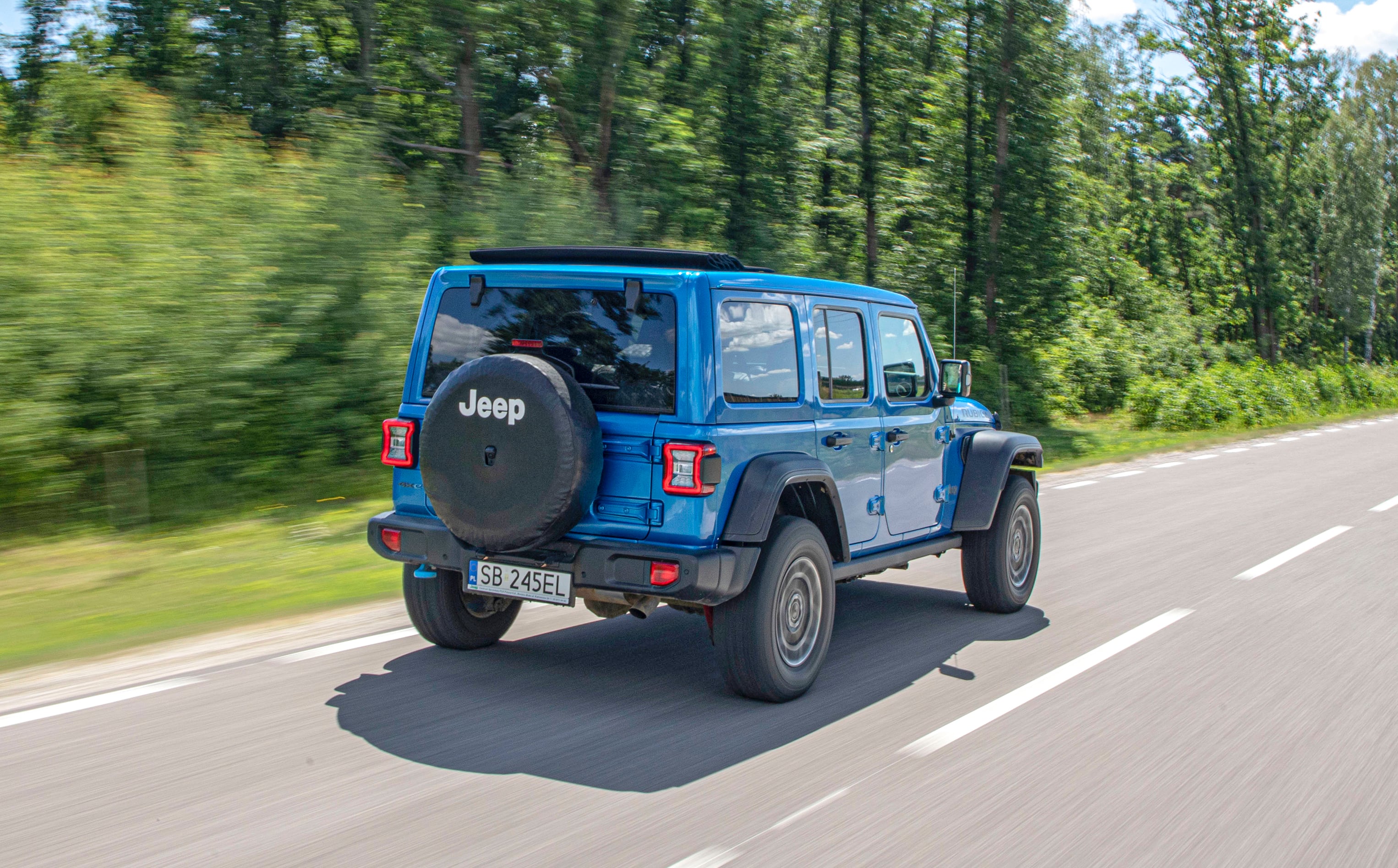 ep Wrangler Unlimited 4xe Rubicon – tyl w ruchu na asfalcie