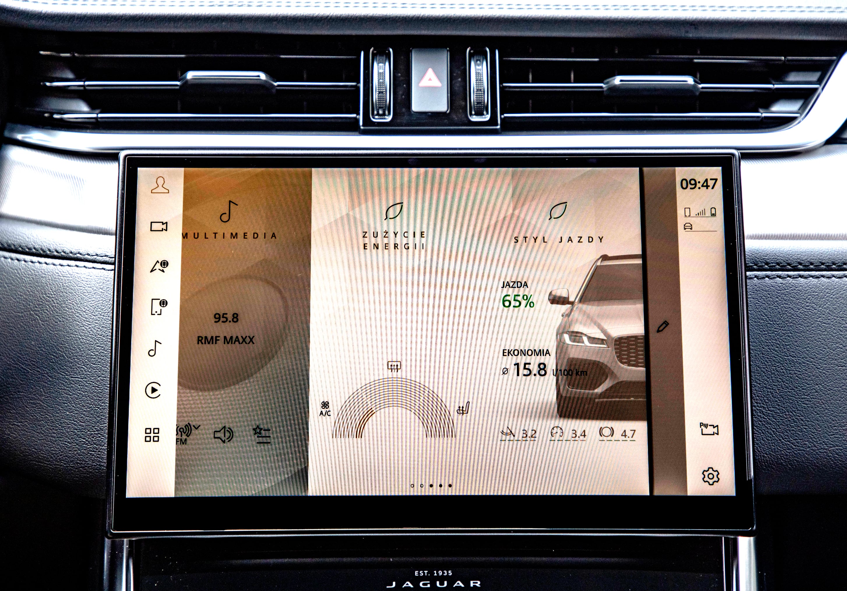 Jaguar XF Sportbrake D200 AWD – ekran centralny