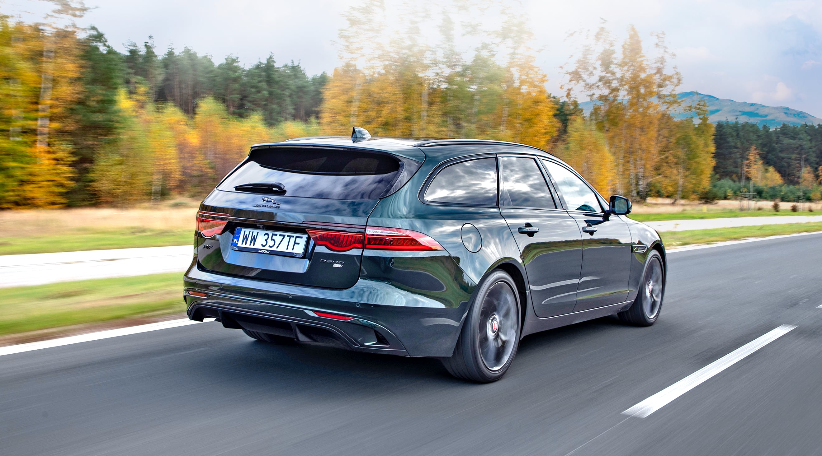 Jaguar XF Sportbrake D200 AWD – tyl i bok w ruchu