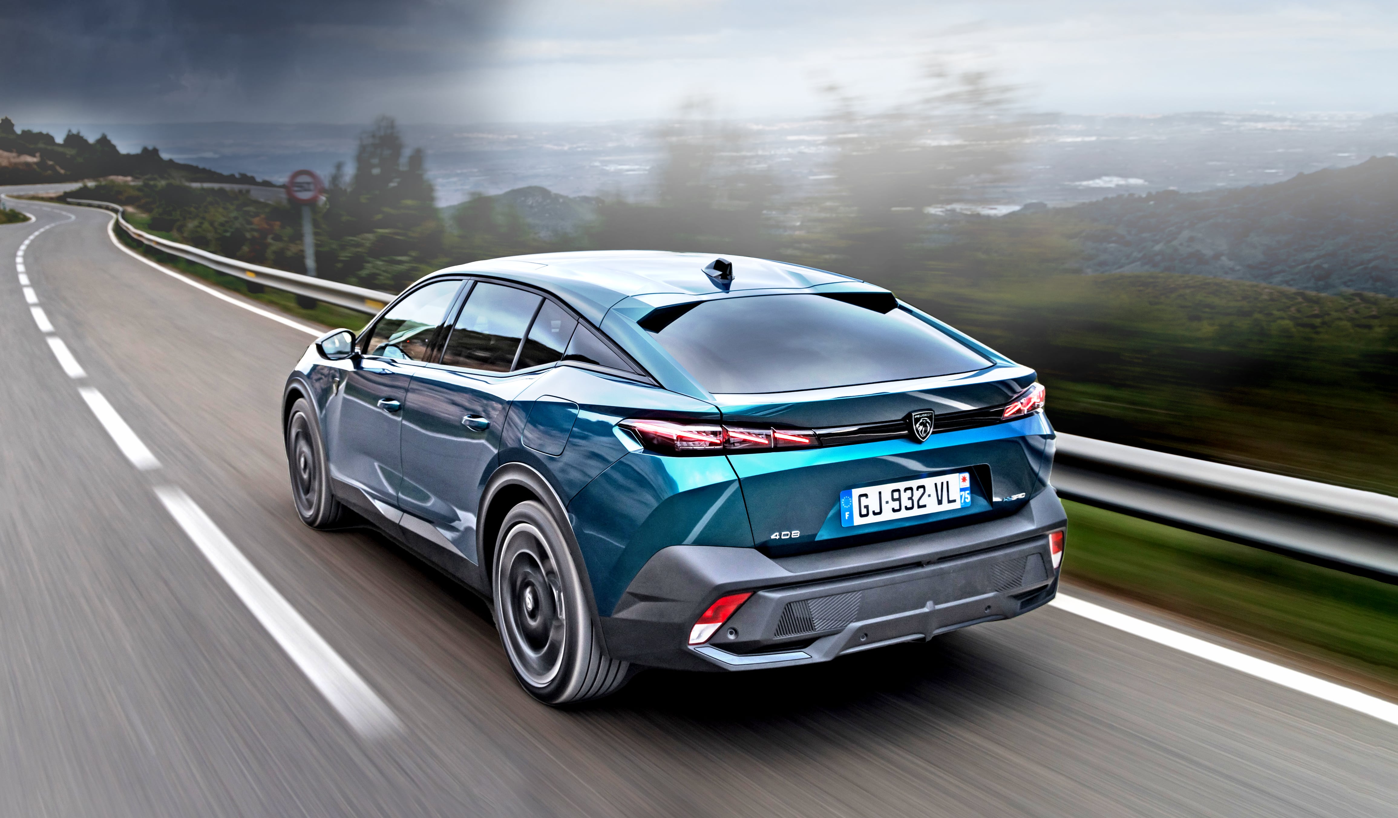 Peugeot 408 tył i bok w ruchu