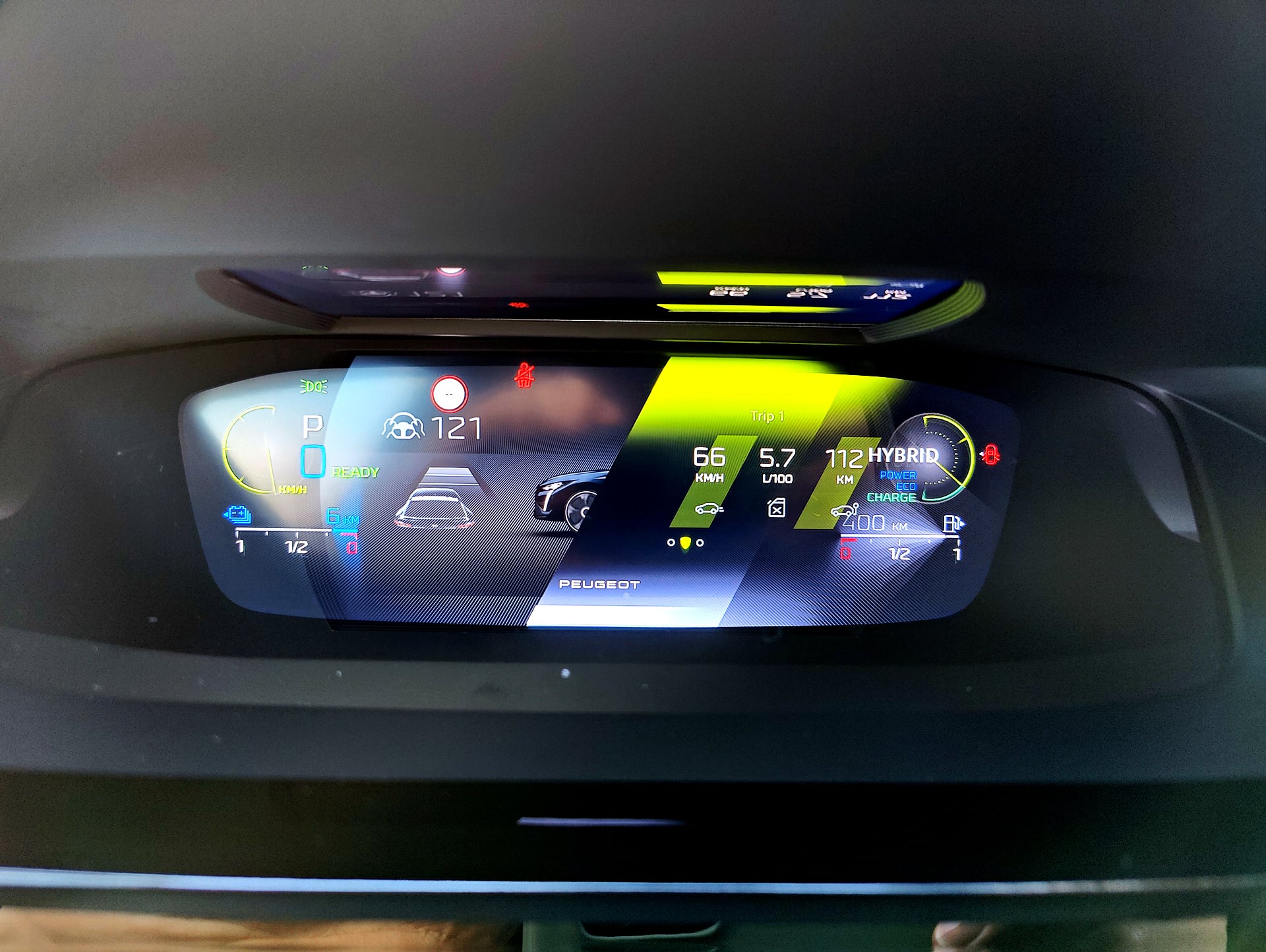 Peugeot 408 wyświetlacz przed kierowcą