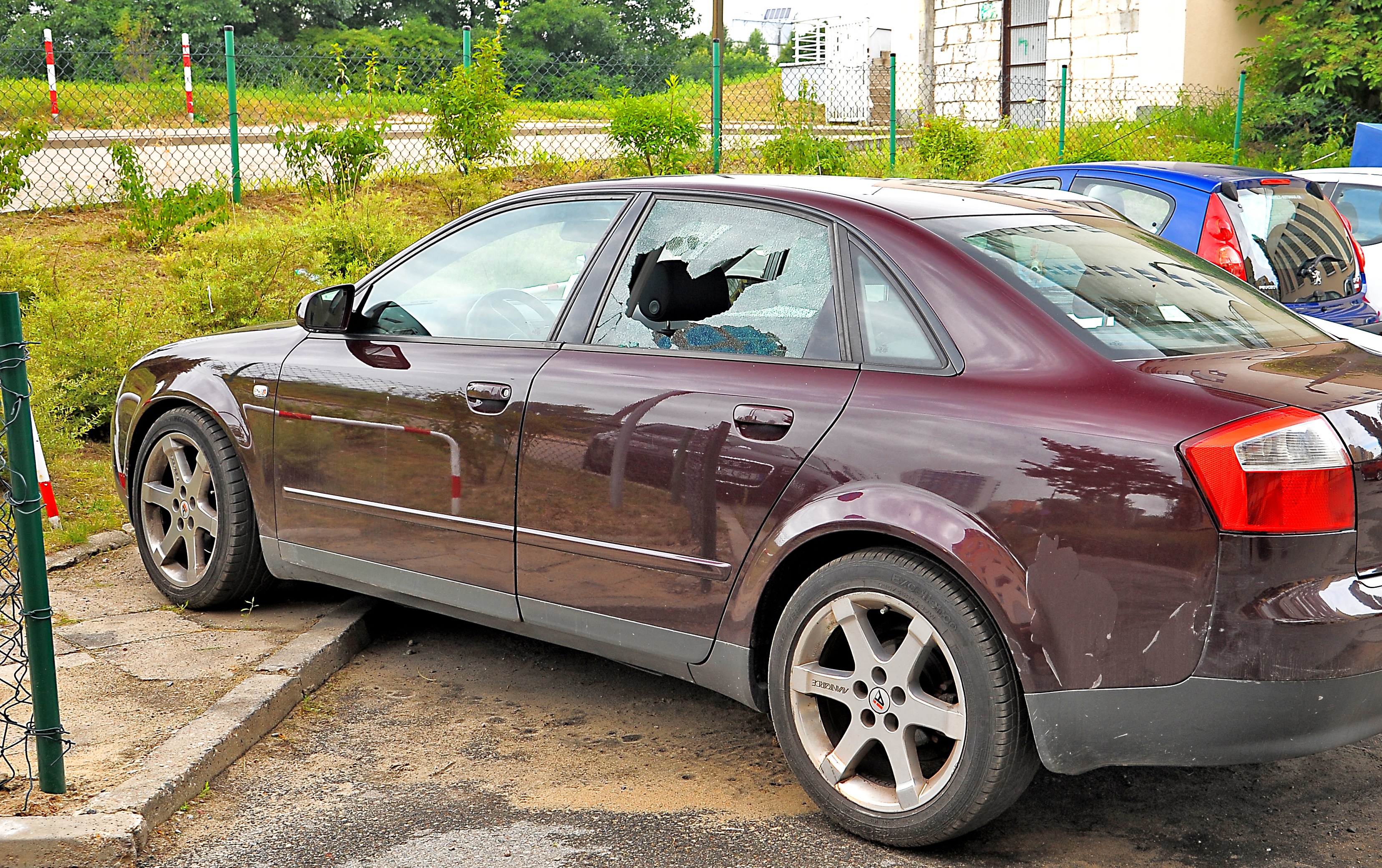 wybita szyba na parkingu