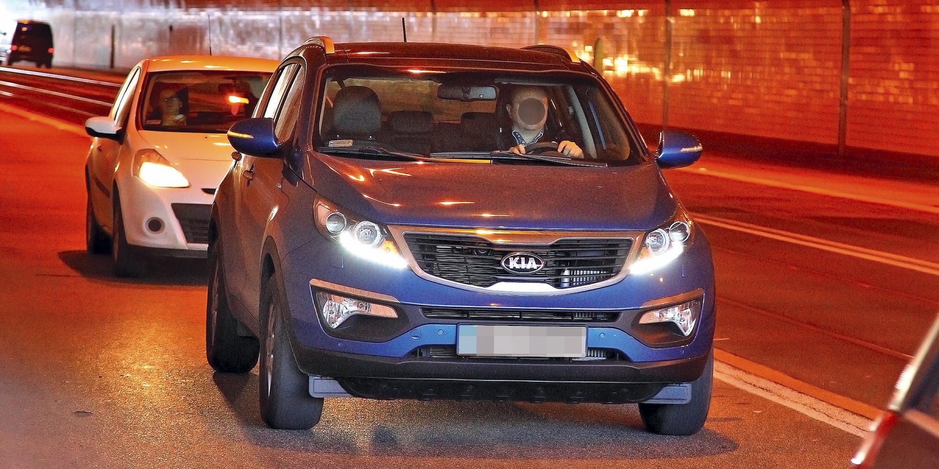 auto na dziennych w tunelu