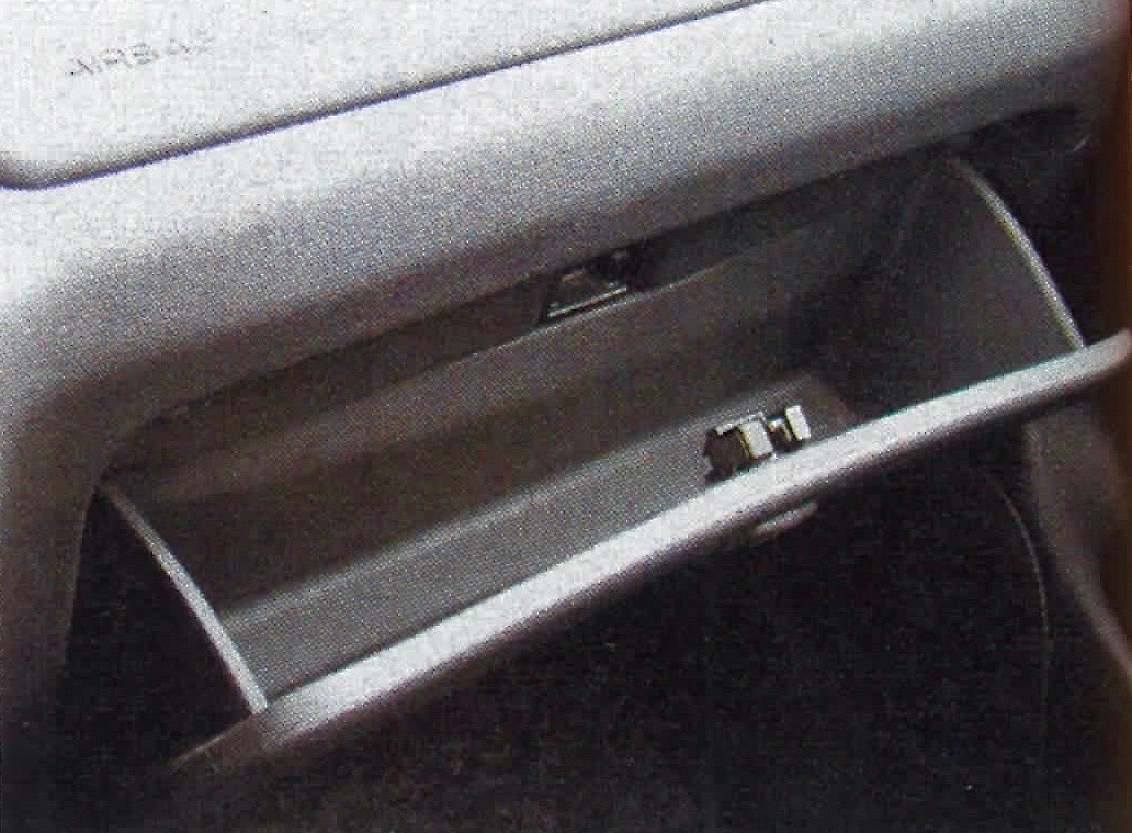 Peugeot 306 schowek przed pasazerem