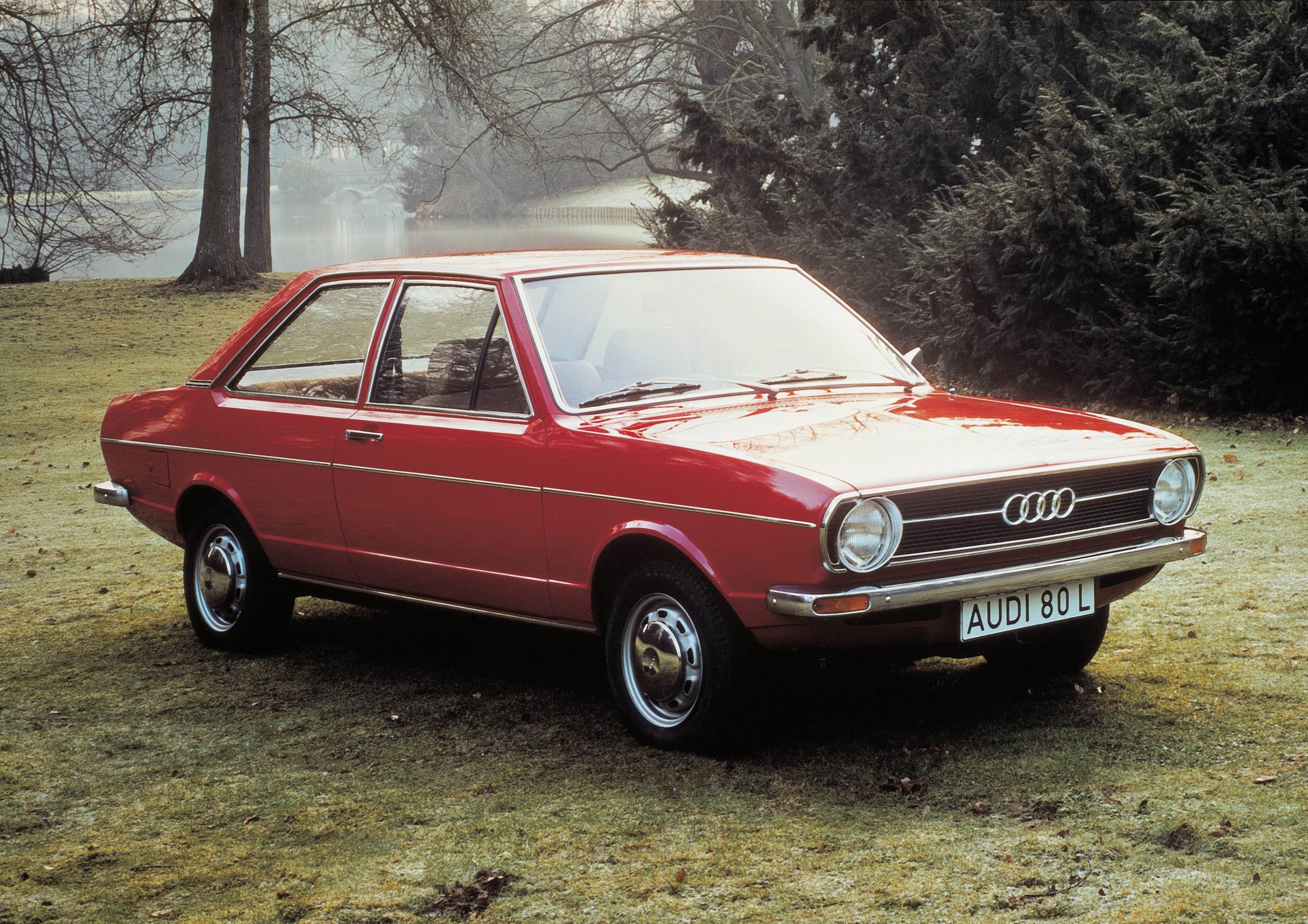 Audi 80 L 1.3 (1973) bok i przód
