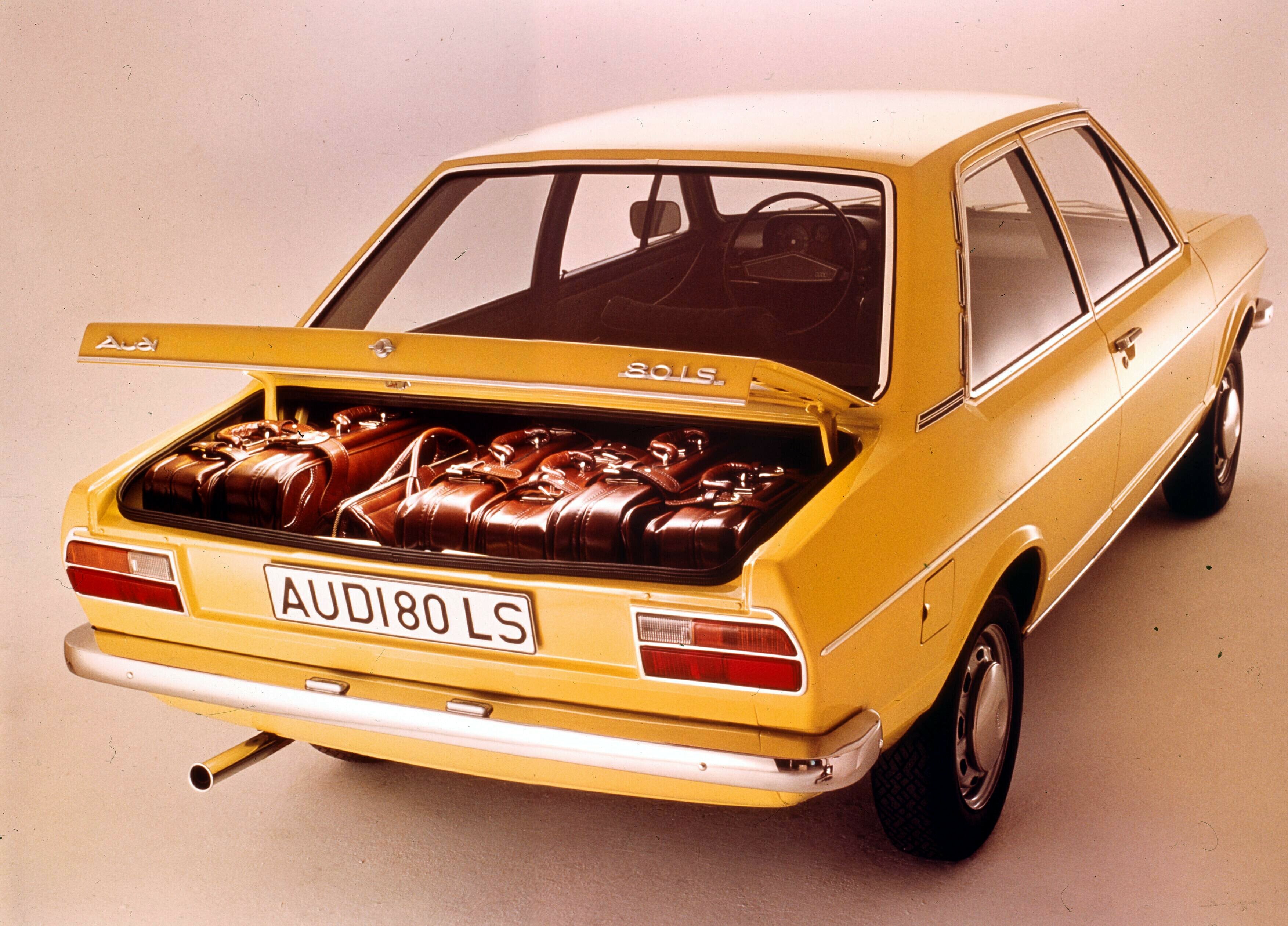 Audi 80 LS (1973) tył z otwartym bagażnikiem