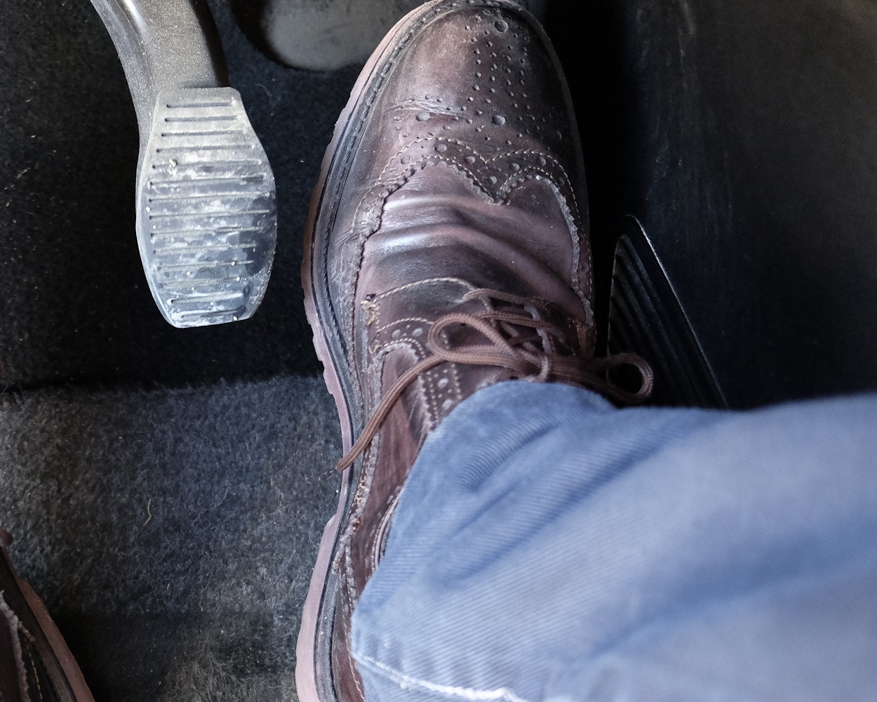 noga na pedale gazu