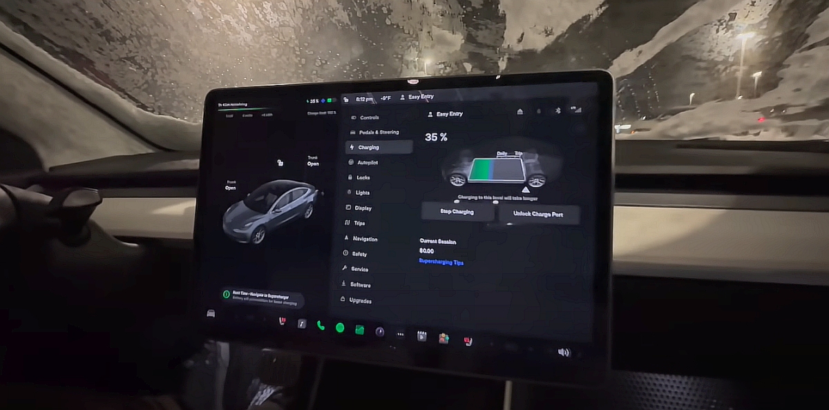 Tesla_Model3_ladowanie