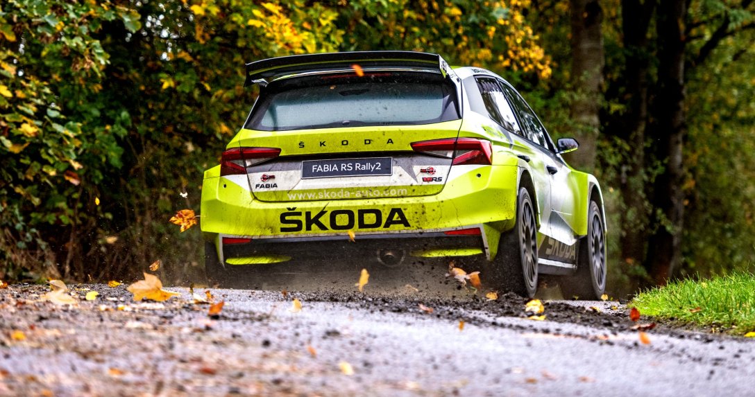 Skoda Fabia RS Rally 2 tył w zakręcie