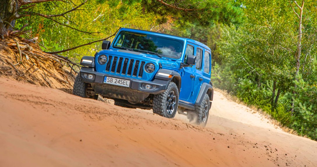 Jeep Wrangler Unlimited 4xe Rubicon przód w terenie