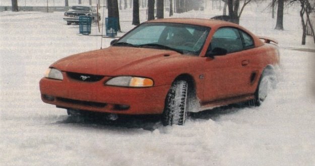 Ford Mustang GT 1994 – przód na śniegu