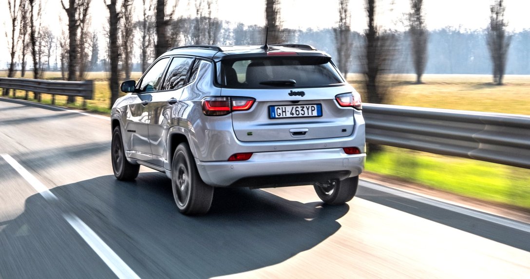 Jeep Compass e-Hybrid – tył w ruchu