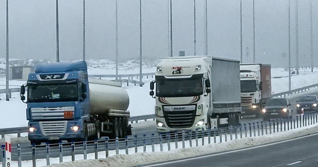 samochody ciężarowe zimą na trasie Via Baltica