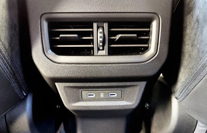 Renault Austral – konsola z tyłu, porty USB-C