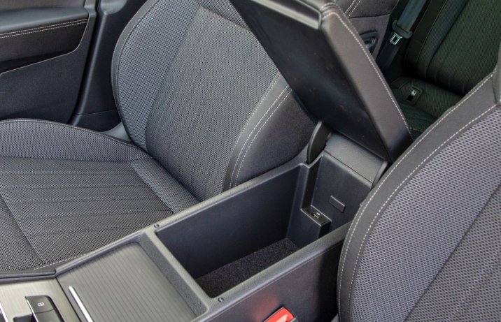 Skoda Superb 2.0 TDI – schowek w przednim podłokietniku