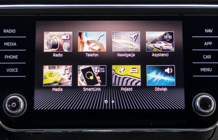 Skoda Superb 2.0 TDI – ekran z systemem multimedilanym