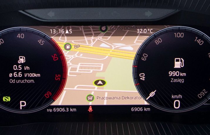 Skoda Superb 2.0 TDI – wyświetlacz przed kierowcą
