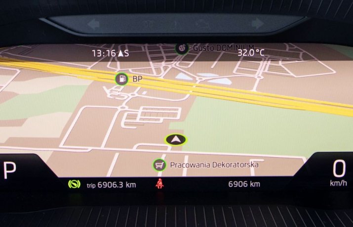 Skoda Superb 2.0 TDI – wyświetlacz przed kierowcą z mapą