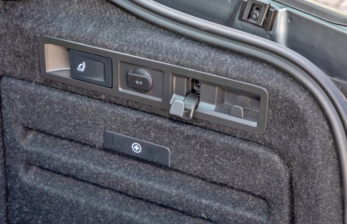 Skoda Superb 2.0 TDI – składanie oparcia kanapy, haczyki