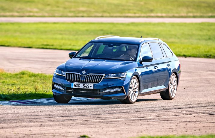 Skoda Superb Combi - przód