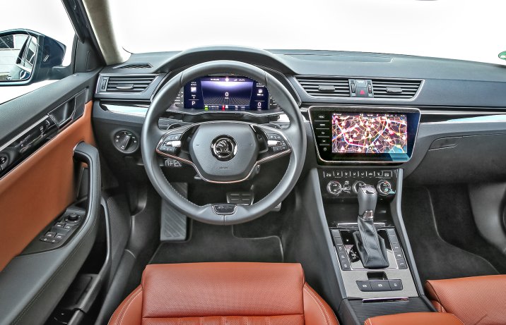 Skoda Superb Combi - kokpit