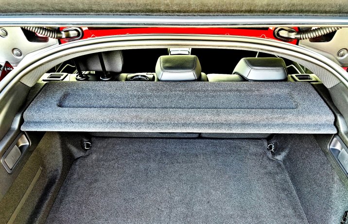 Peugeot 408 – półka w bagażniku