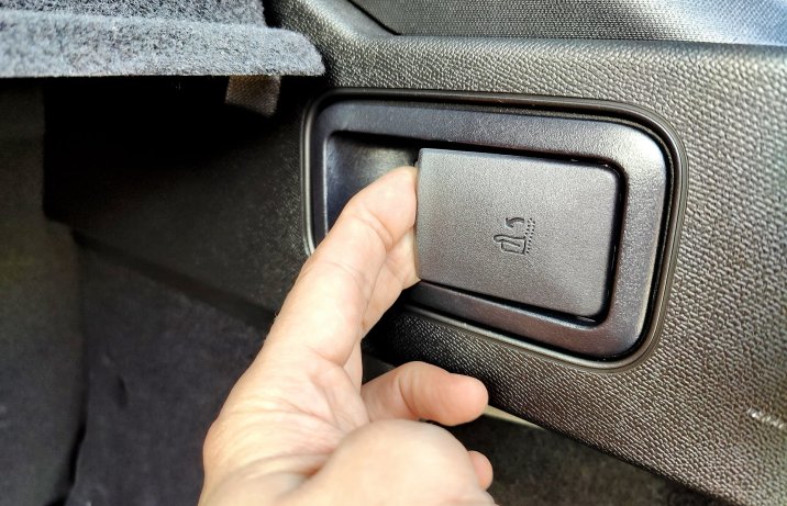 Peugeot 408 –dźwignia do składania oparć kanapy