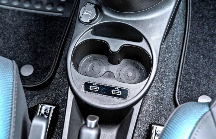 Fiat 500 Hybrid – uchwyty na kubki, porty USB