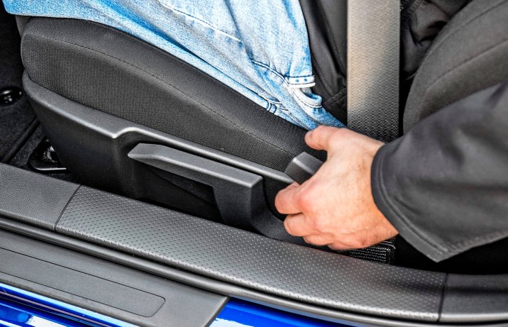 Toyota GR 86 A/T Dynamic – regulacja oparcia fotela