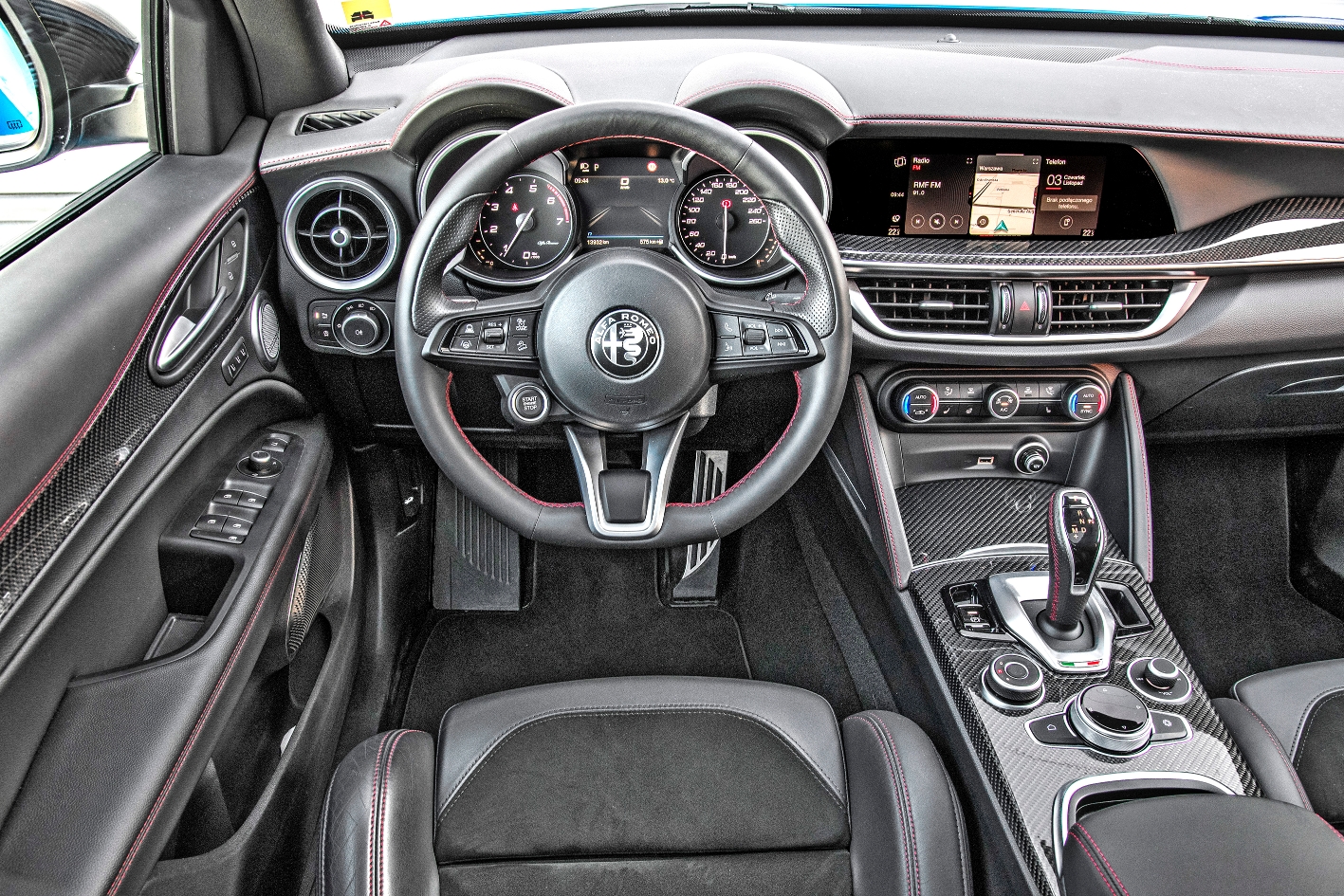 Alfa Romeo Stelvio 2.0 GME Turbo – deska rozdzielcza