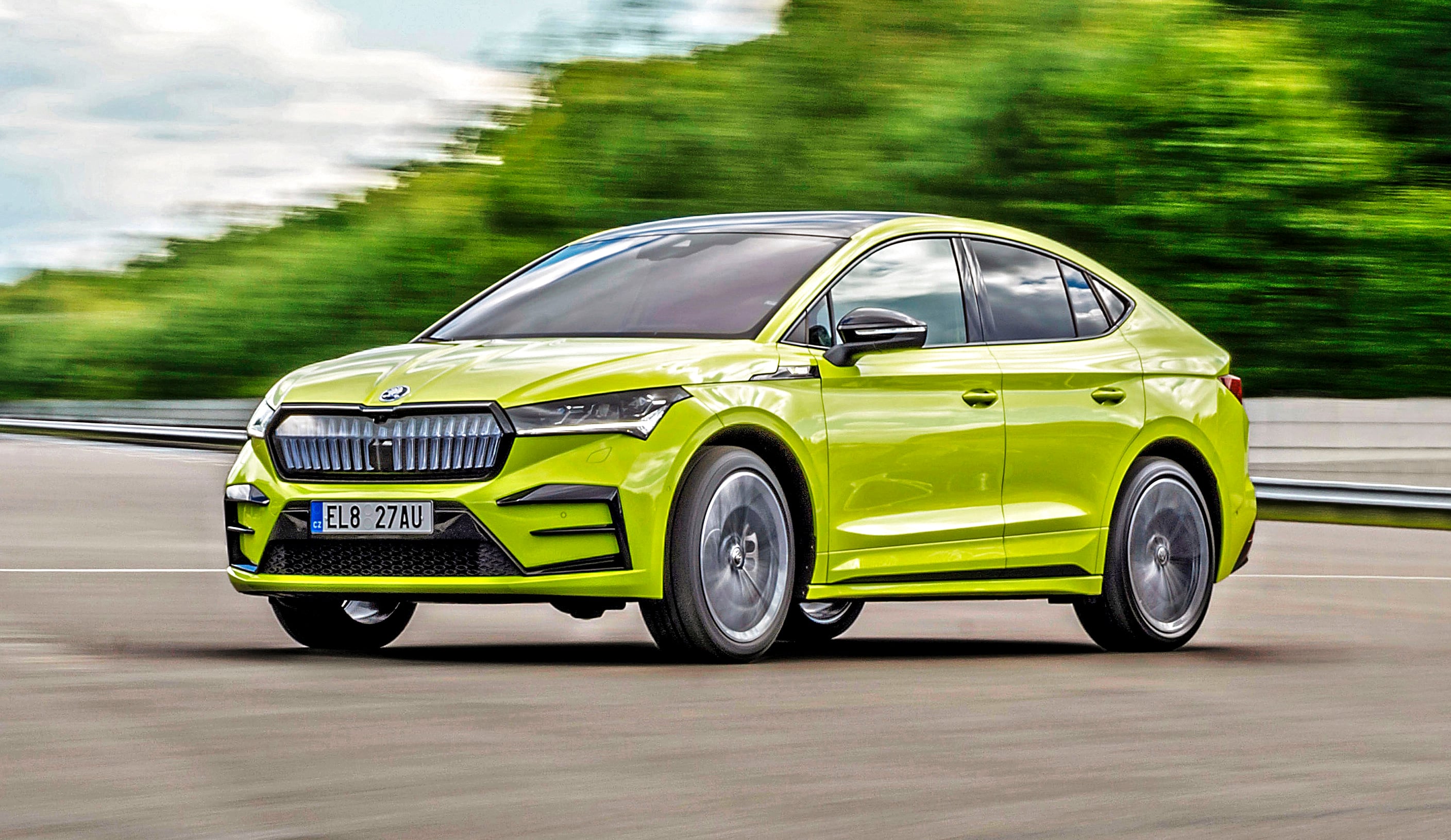 Skoda Enyaq Coupe RS iV bok w ruchu