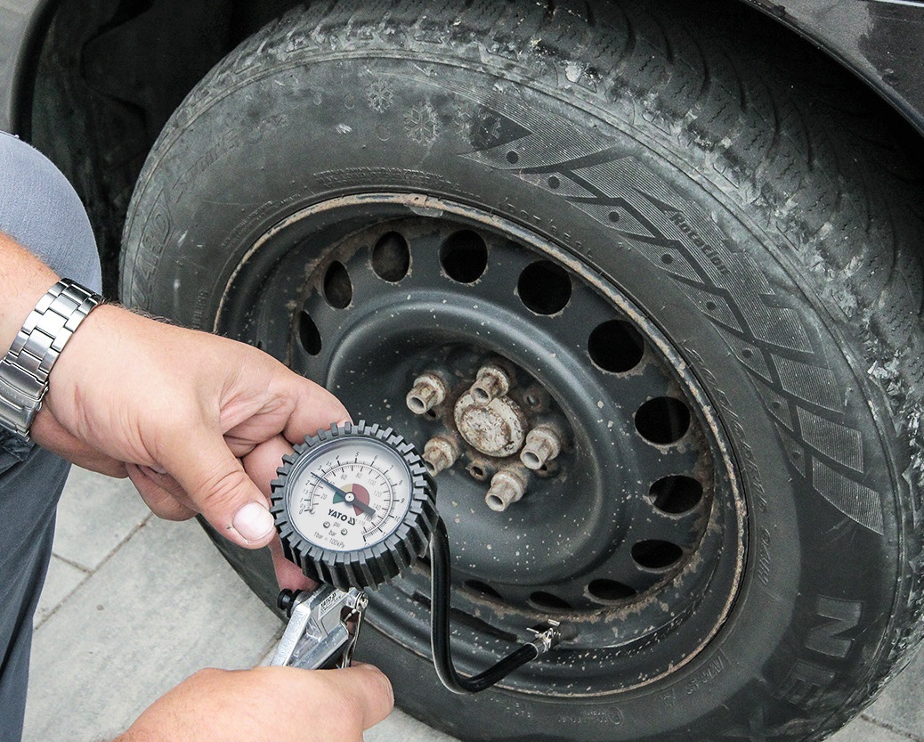 sprawdzanie cisnienia w oponie