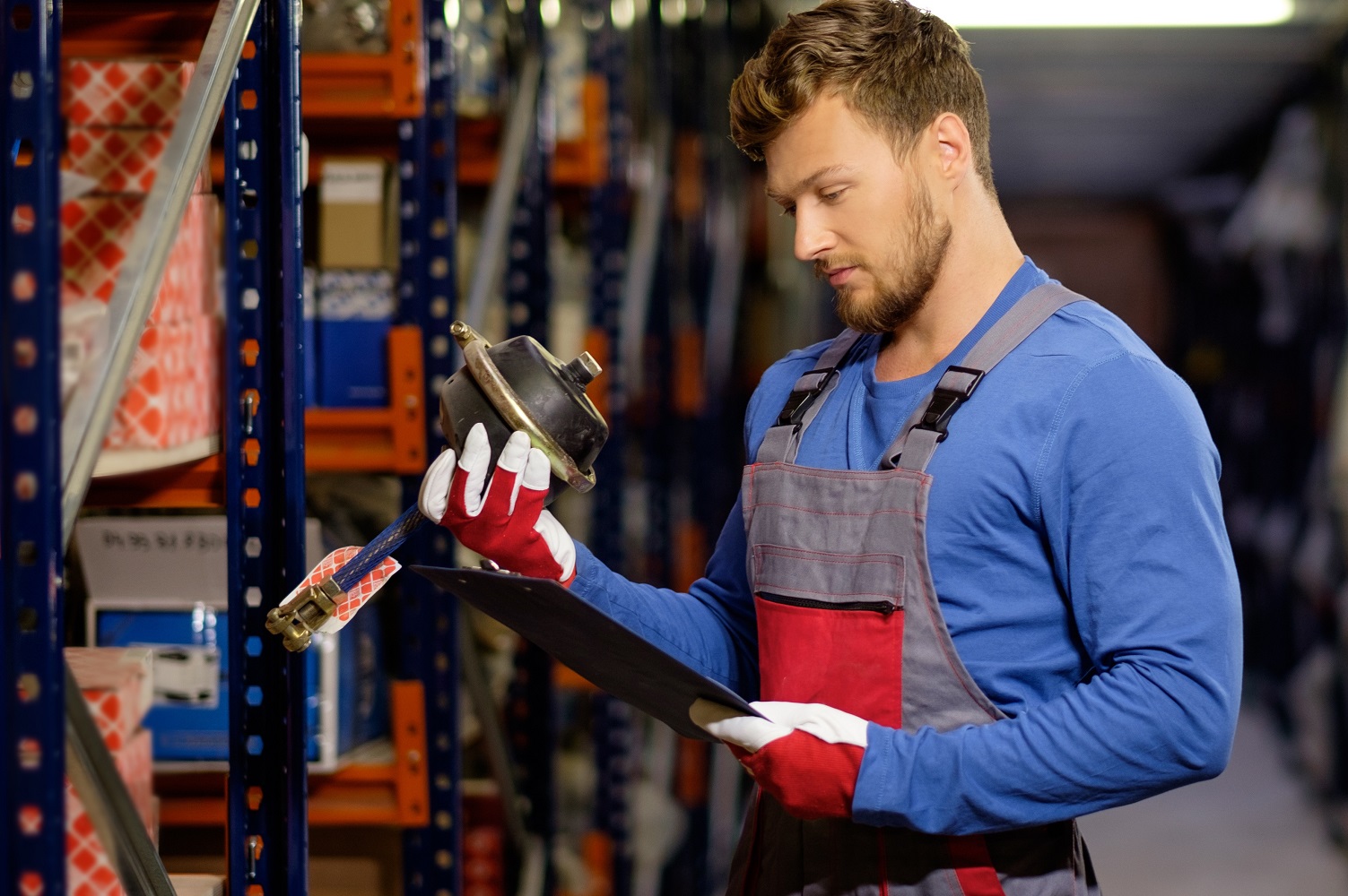 pracownik w magazynie części