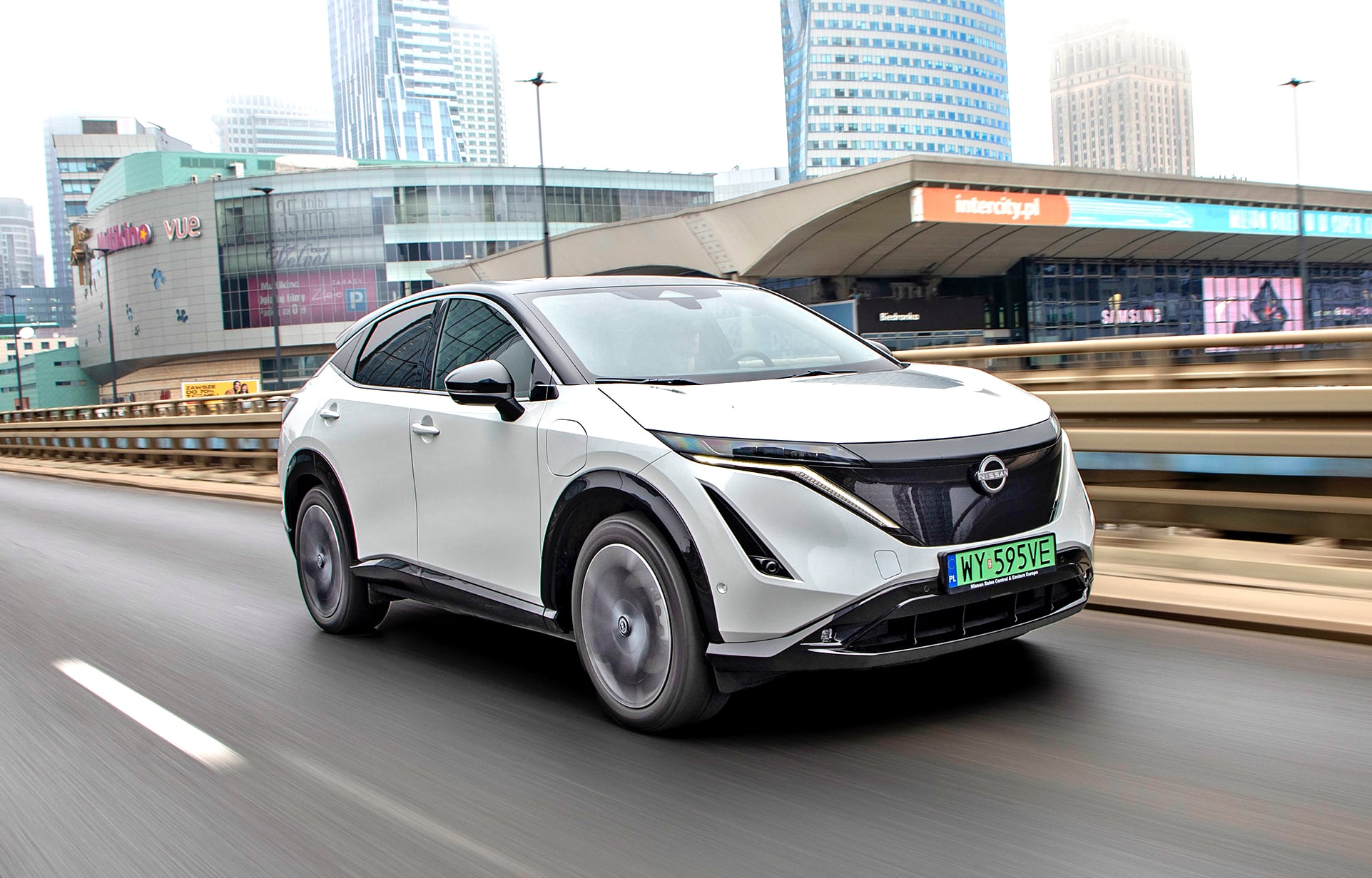 Nissan Ariya – przód i bok w ruchu