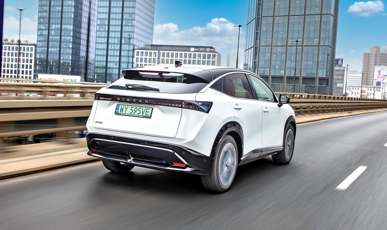 Nissan Ariya – tył w ruchu