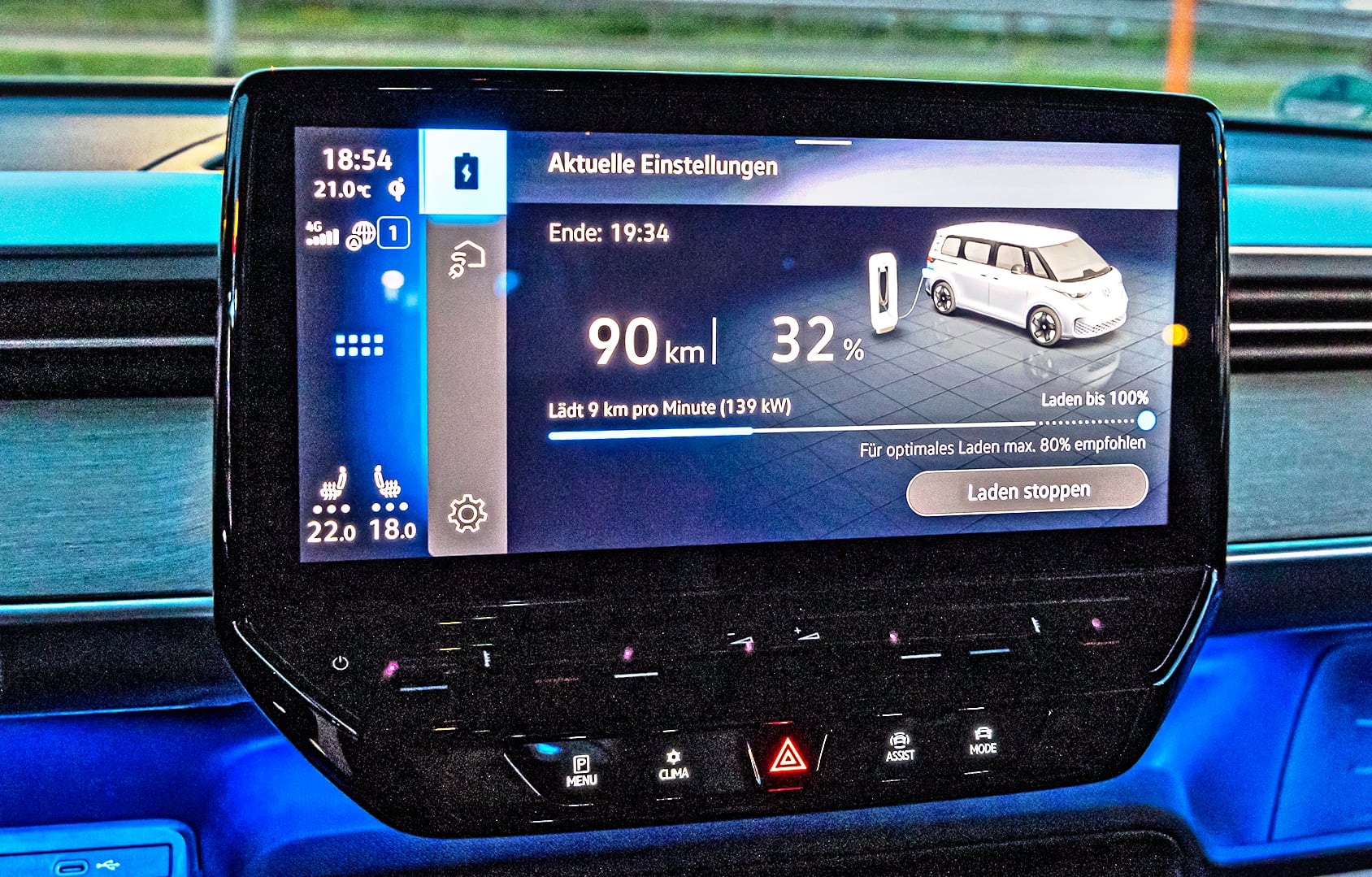 Volkswagen ID. Buzz Pro – proces ładowania na wyświetlaczu