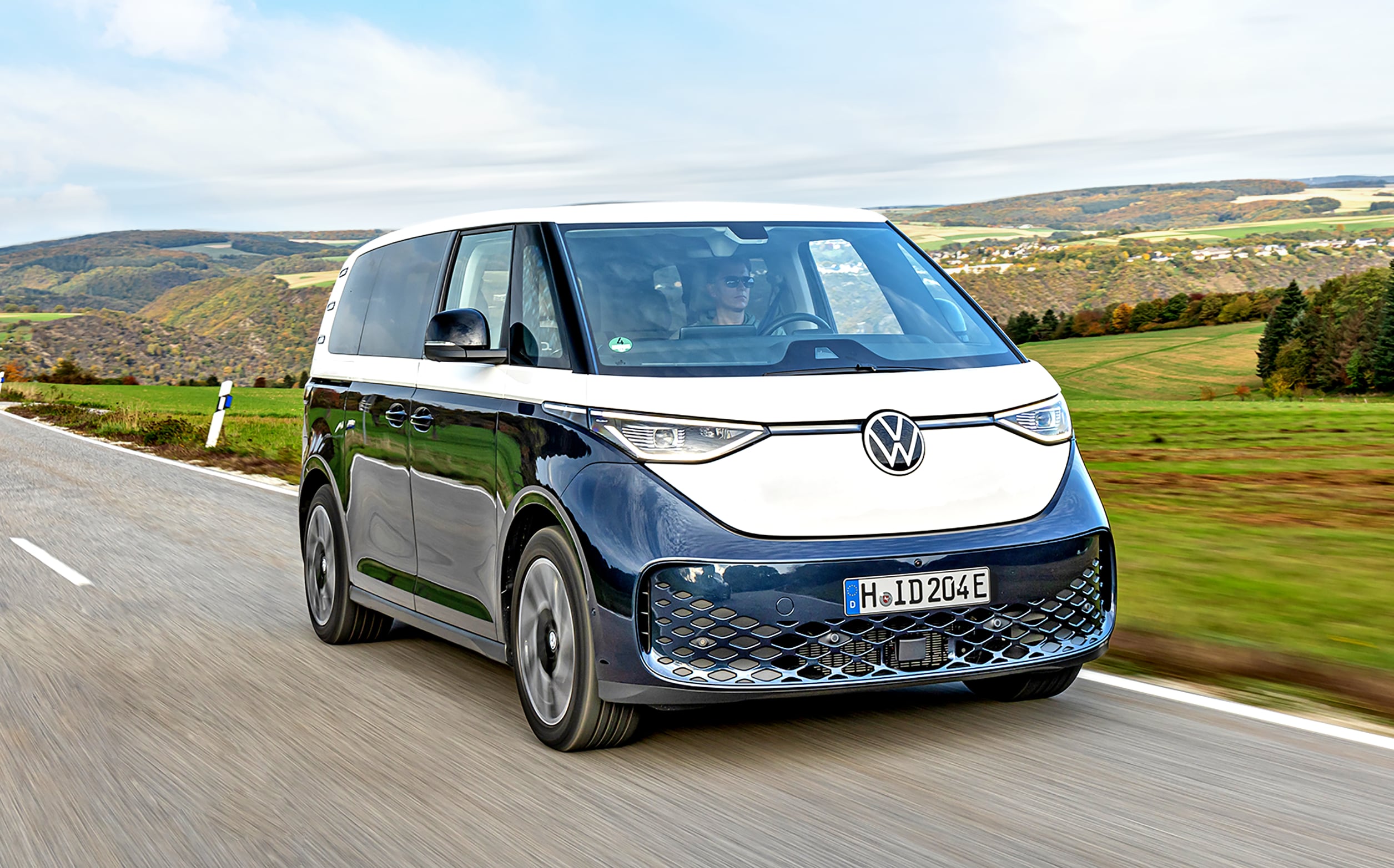 Volkswagen ID. Buzz Pro – przód i bok w ruchu